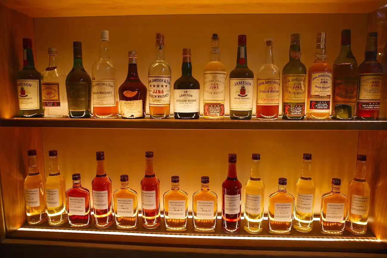 Dégustation de whisky à la distillerie Jameson de Bow Street à Dublin, Irlande.
