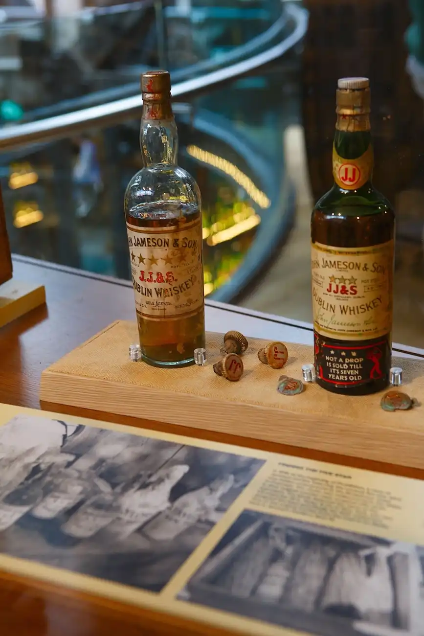 Présentation de vieilles bouteilles à la distillerie Jameson de Bow Street à Dublin, Irlande.