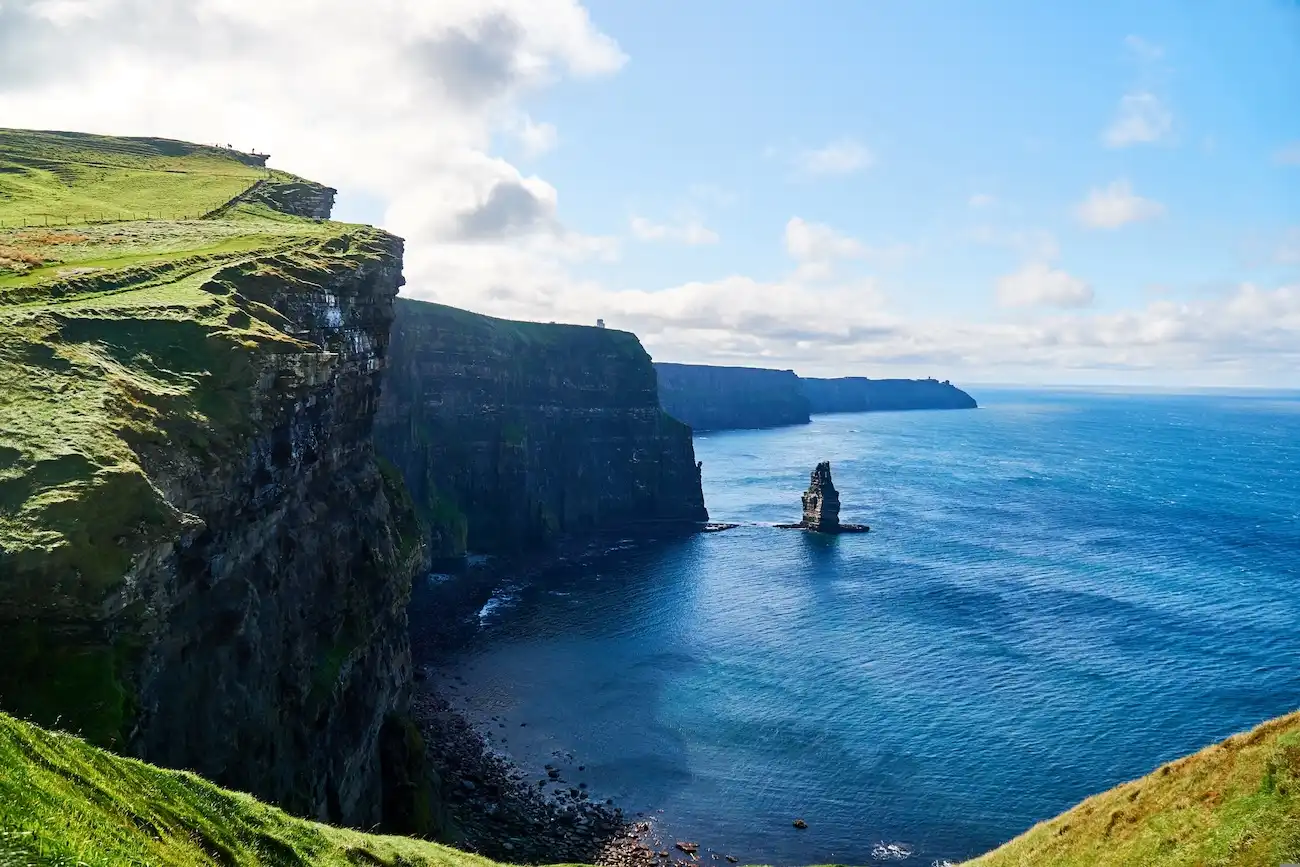 Vue sur l'océan depuis les falaises de Moher en Irlande.