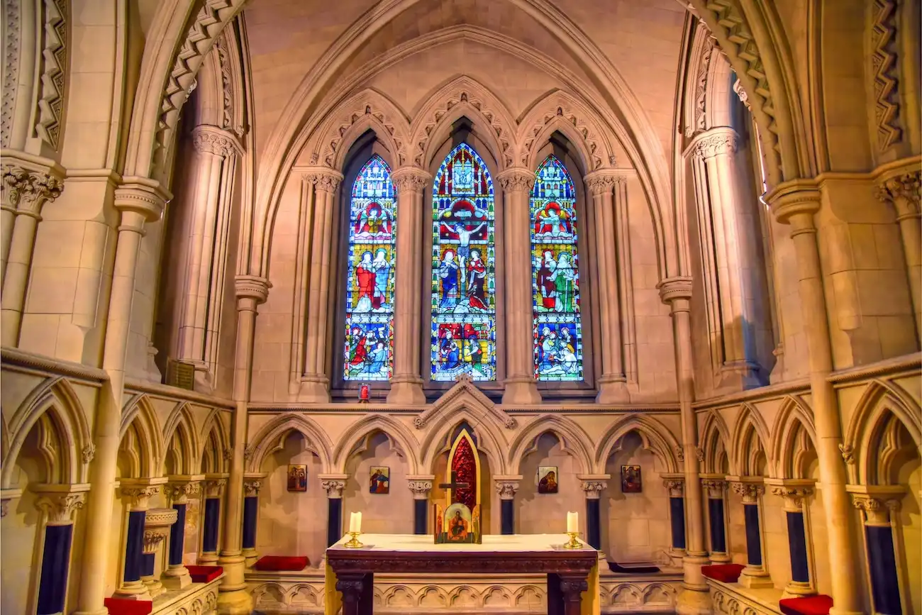 Intérieur de la cathédrale Christ Church avec des fenêtres, Dublin, Irlande.