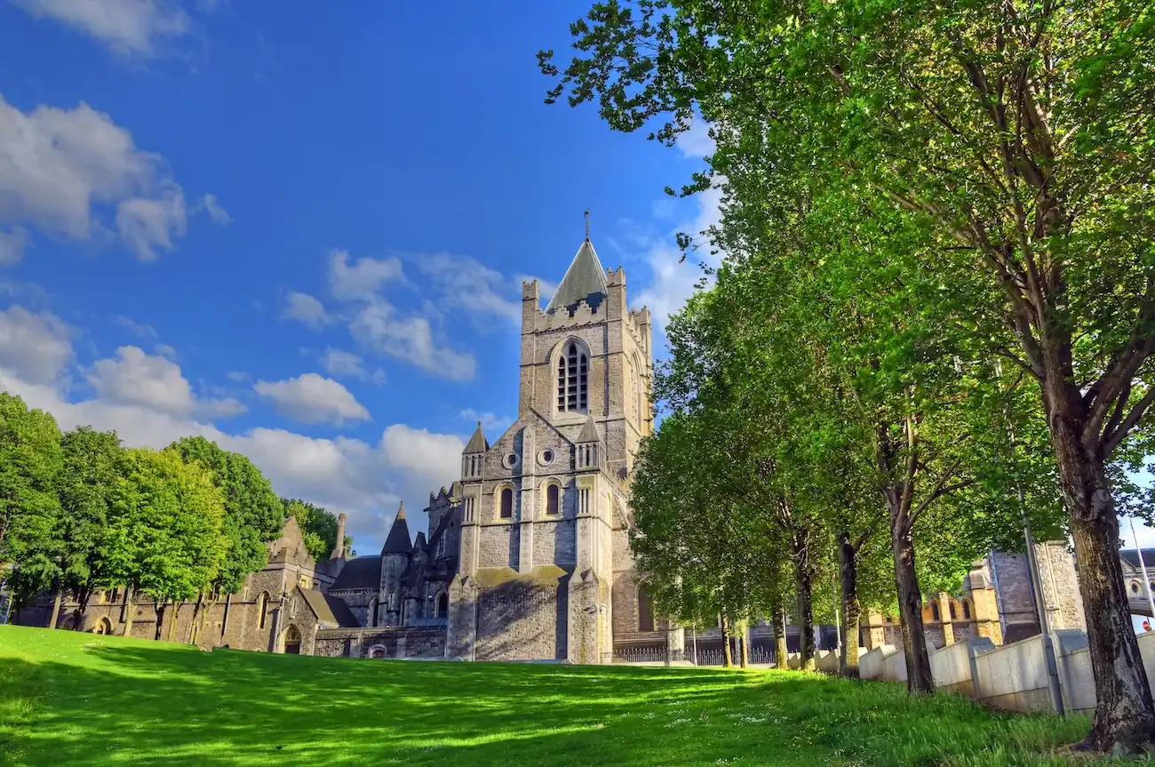 Vue extérieure de la cathédrale Christ Church avec un jardin, Dublin, Irlande.