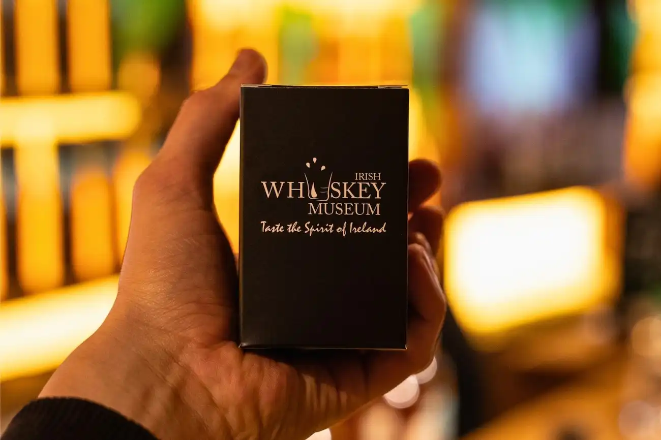 Verre à dégustation souvenir au Musée du whiskey irlandais à Dublin, Irlande.