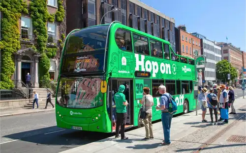 Personnes montant à bord de la visite en bus à arrêts multiples DoDublin avec un guide en direct à Dublin, Irlande.