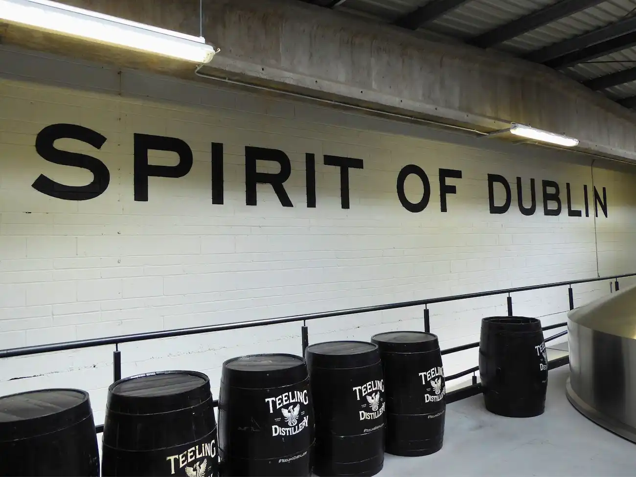 Intérieur de la distillerie Teeling à Dublin, Irlande.