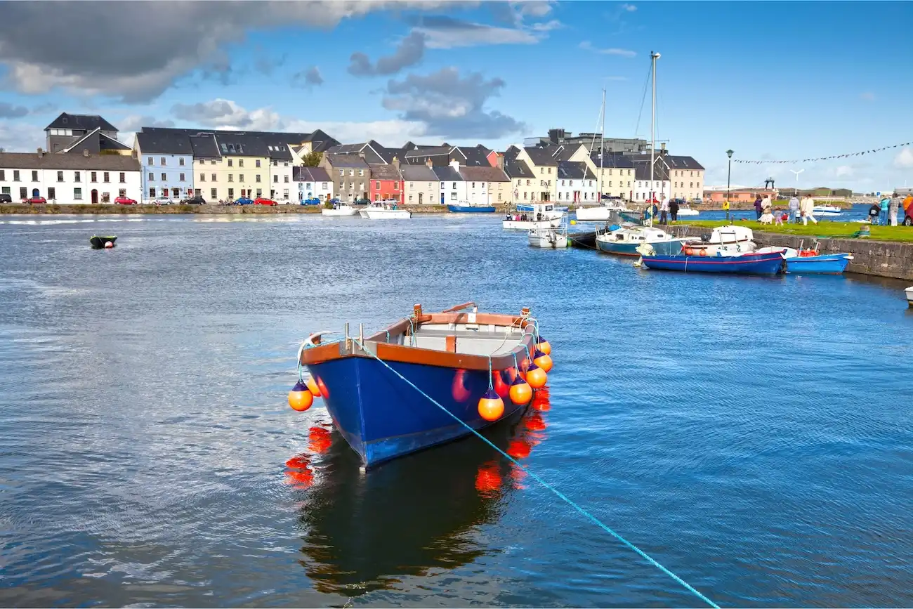 Bateau en bois amarré au port Galway en Irlande.