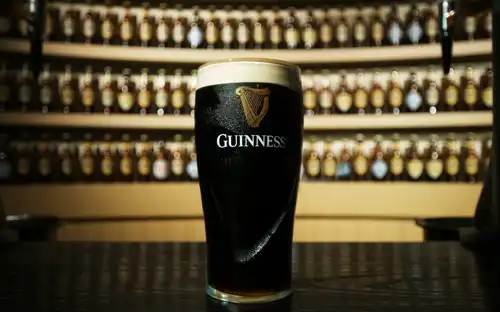 Une pinte de Guinness posée sur un bar à l'entrepôt Guinness à Dublin, Irlande.