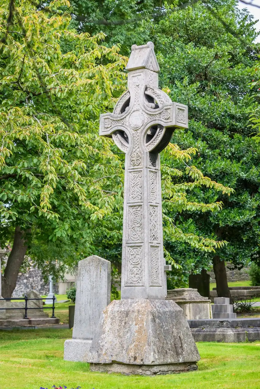 Vue extérieure de la cathédrale Saint-Patrick avec une croix dans le cimetière, Dublin, Irlande.