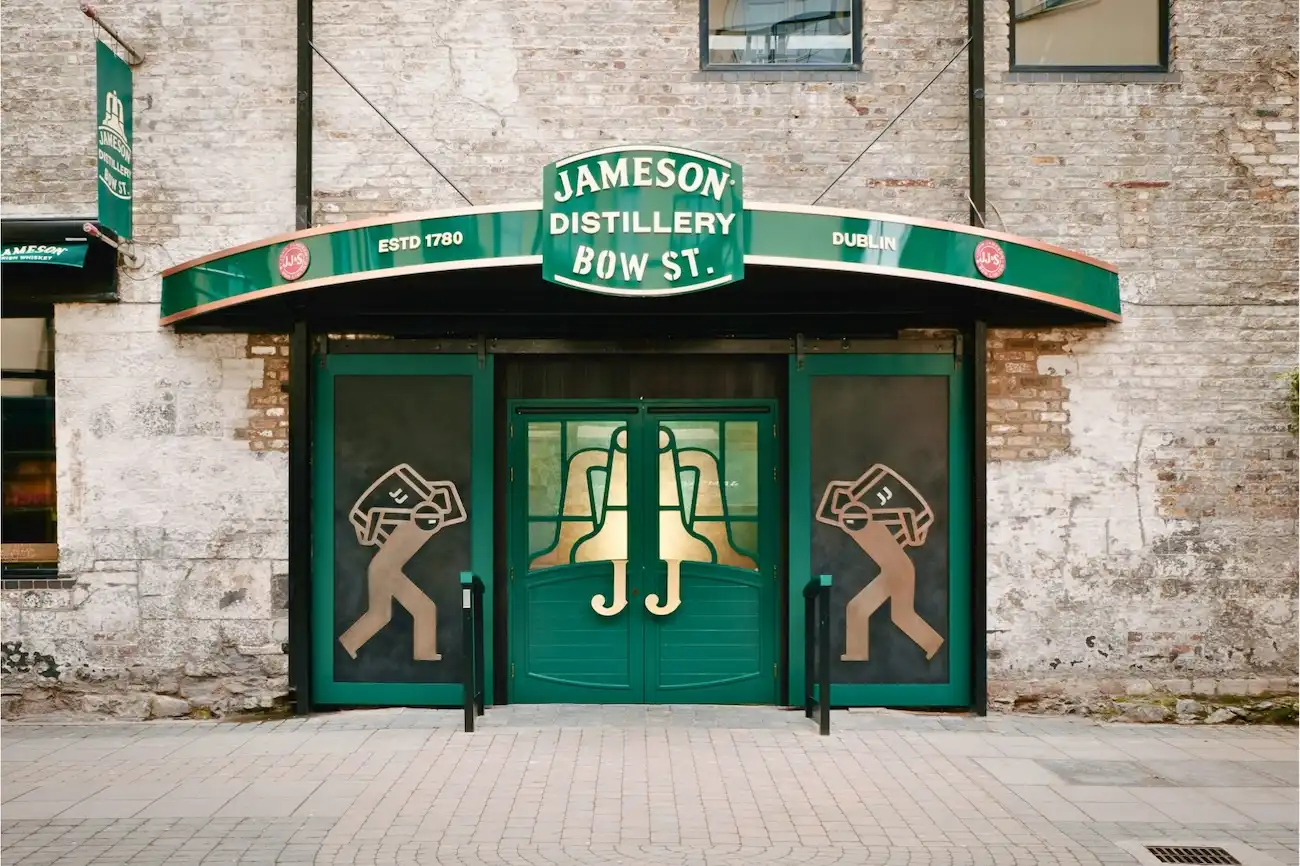 Vue extérieure de la distillerie Jameson, une expérience incontournable à Dublin, Irlande.