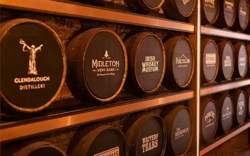 Bilhete para uma experiência de mistura de whiskey no Museu do whiskey irlandês em Dublin, Irlanda.