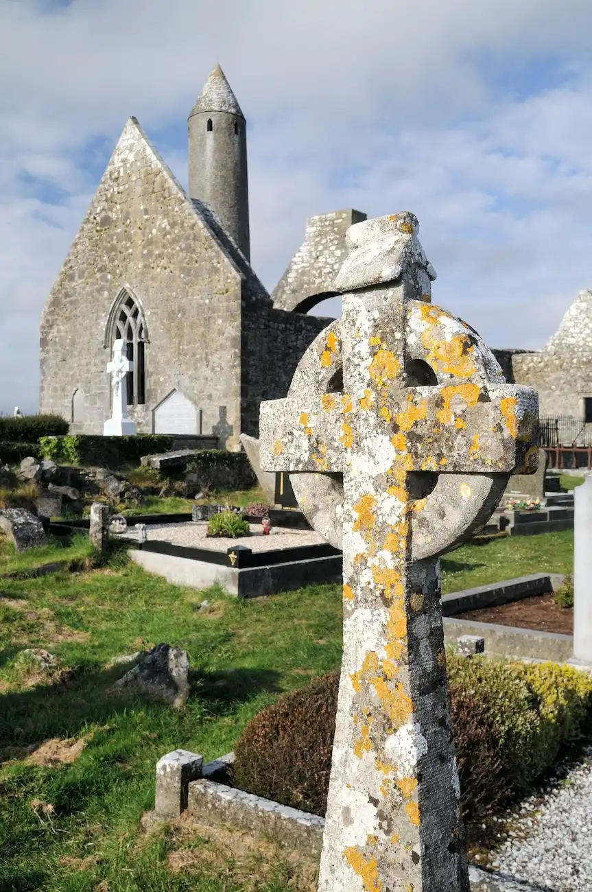 Croix celtique dans le cimetière de l'Abbaye de Kilmacduagh en Irlande.