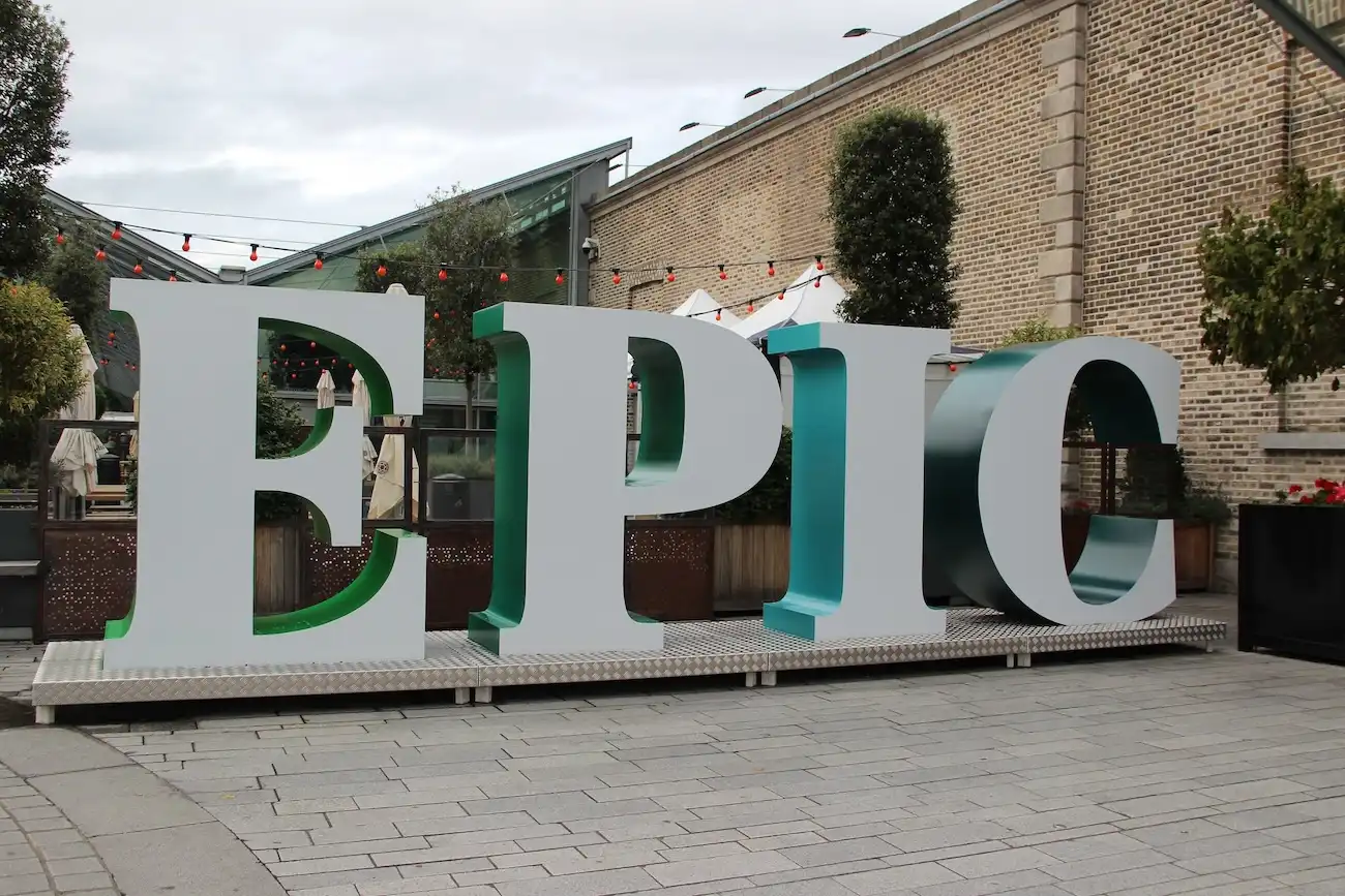 Panneau d'entr�ée du musée de l'émigration irlandaise EPIC à Dublin, Irlande.
