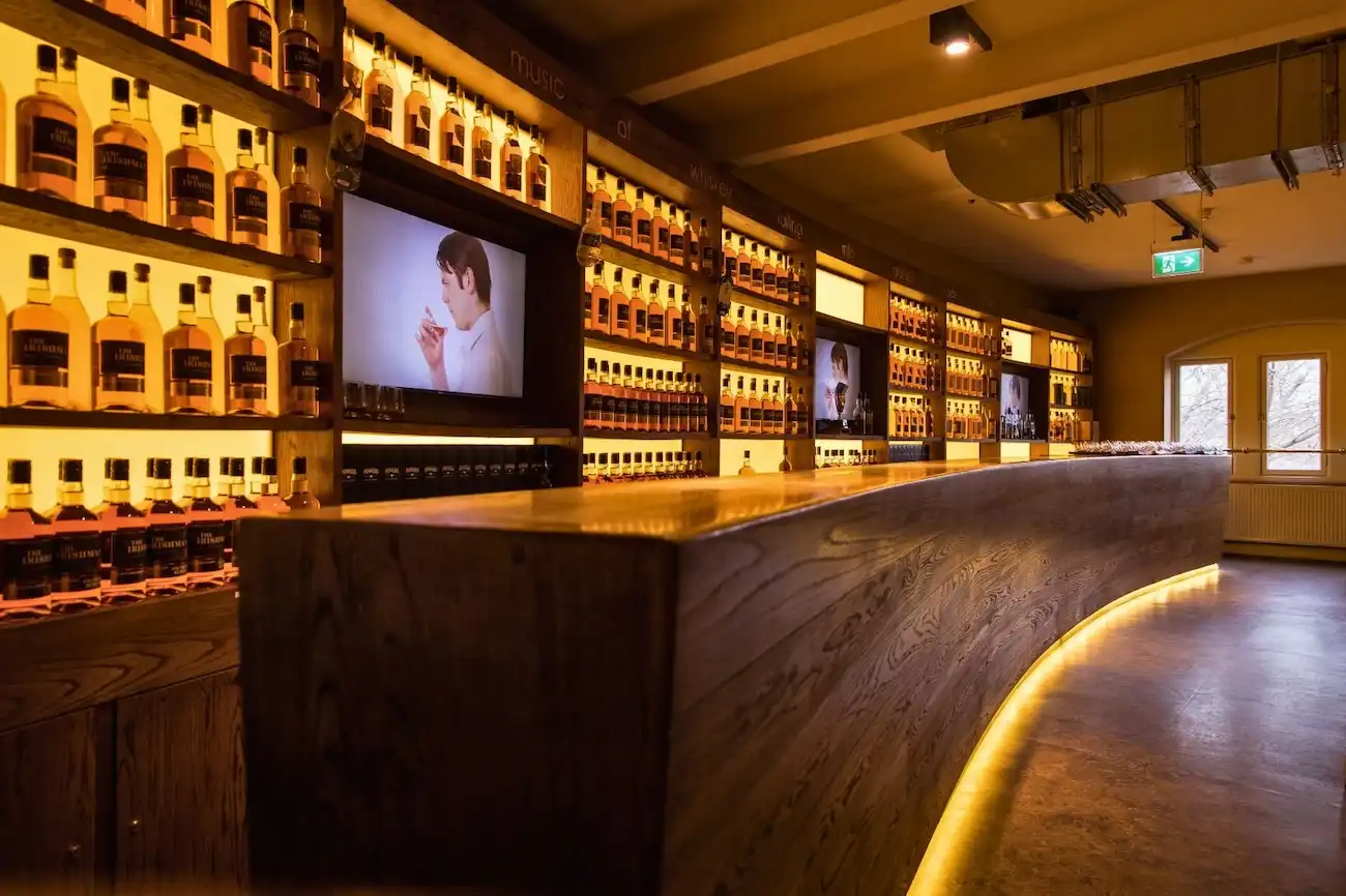 Accès à 4 salles uniques mettant en valeur l'histoire du whiskey irlandais au Musée du whiskey irlandais à Dublin, Irlande.