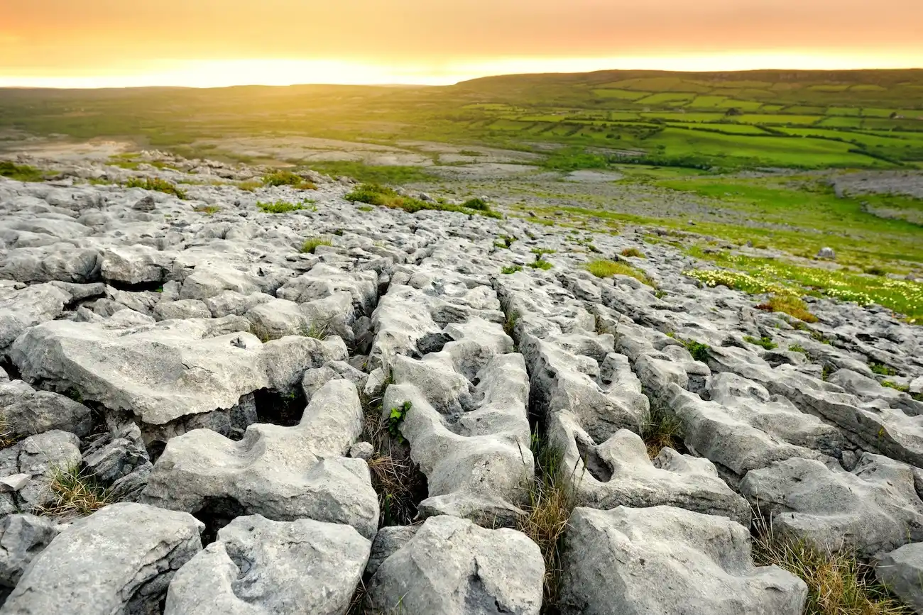 Rochers et formations karstiques du Burren en Irlande.