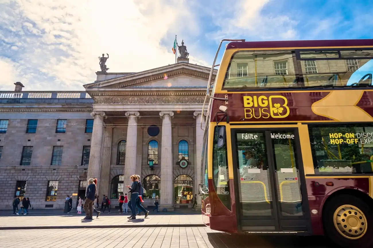 Un bus touristique Big Bus traversant les rues de Dublin, Irlande.