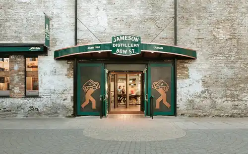 Entrada da destilaria Jameson em Bow Street, Dublin, Irlanda.