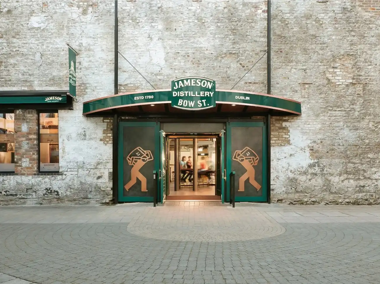 Entrée magnifique de la distillerie Jameson de Bow Street à Dublin, Irlande.