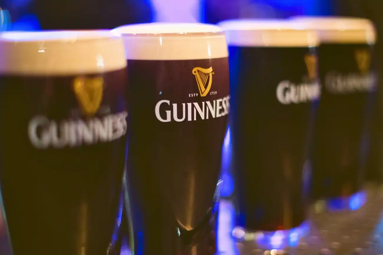 Chopes de bière au Guinness Storehouse, où les visiteurs découvrent le processus de brassage de la bière emblématique d'Irlande à Dublin.