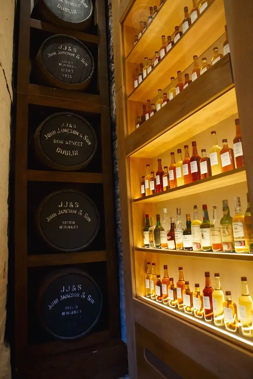 Présentoir de whisky à la distillerie Jameson de Bow Street à Dublin, Irlande.