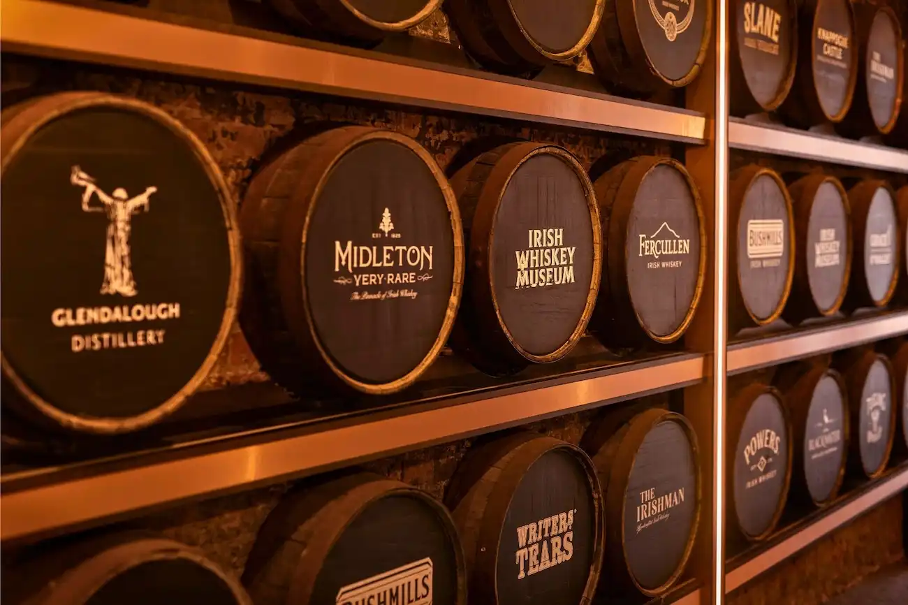 Visite guidée avec des tonneaux de whiskey au Musée du whiskey irlandais à Dublin, Irlande.