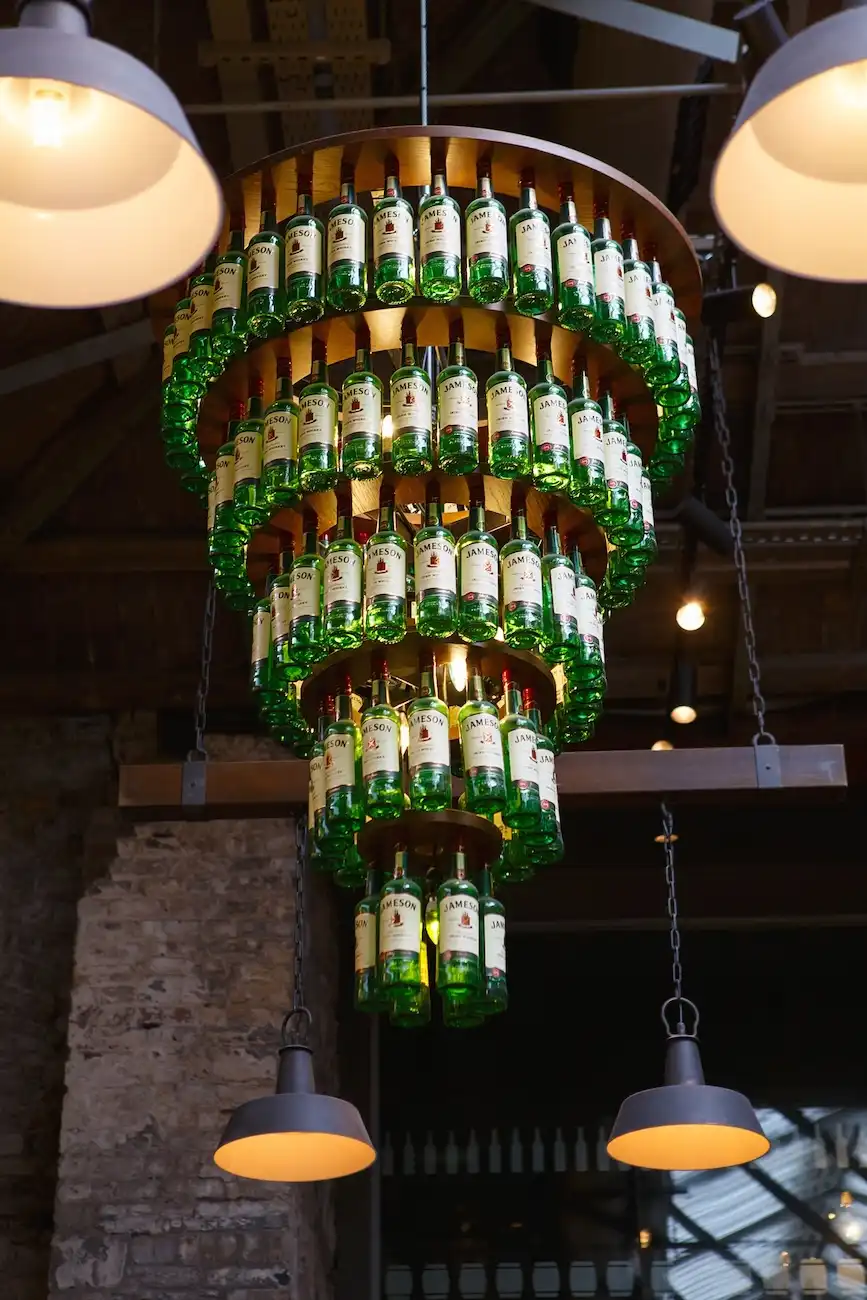 Lustres et bouteilles à la distillerie Jameson de Bow Street à Dublin, Irlande.