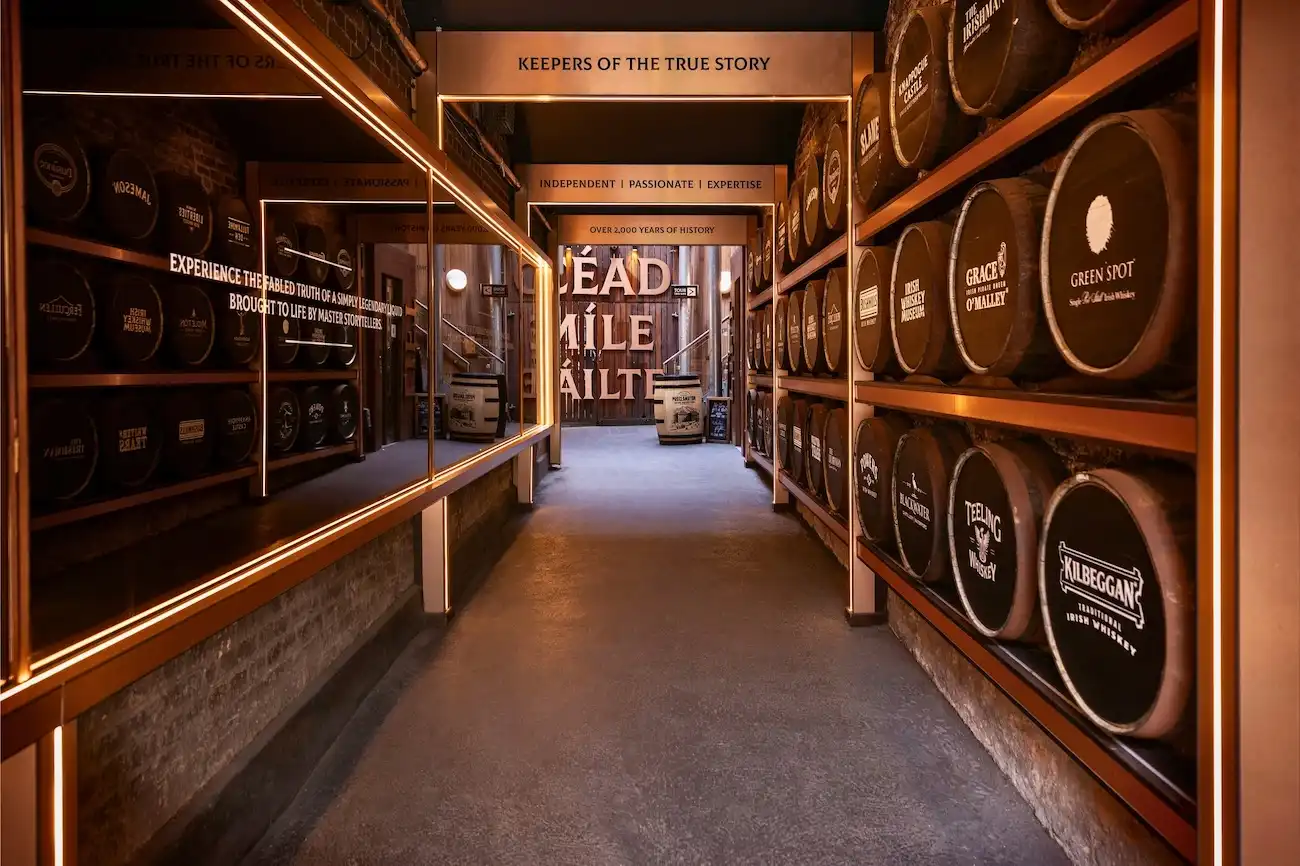Visite guidée professionnelle au Musée du whiskey irlandais lors de l'expérience de mélange de whiskey à Dublin, Irlande.