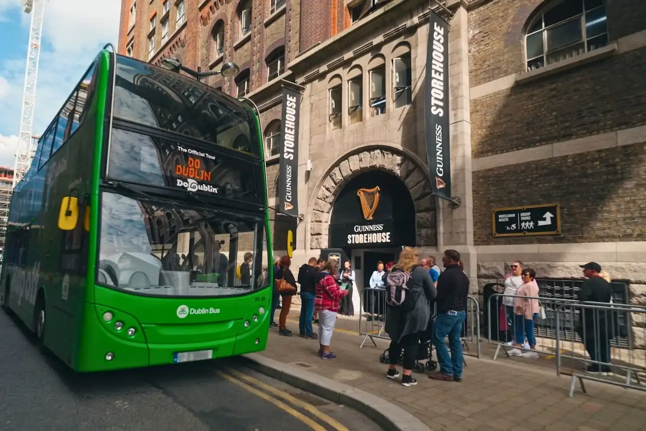 Guide en direct expliquant l'entrée du Guinness Storehouse lors de la visite en bus à arrêts multiples DoDublin à Dublin, Irlande.
