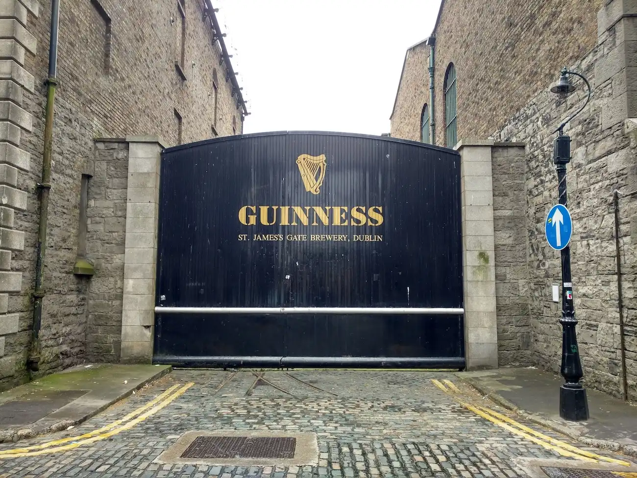 Entrée sombre du Guinness Storehouse à Dublin en Irlande.