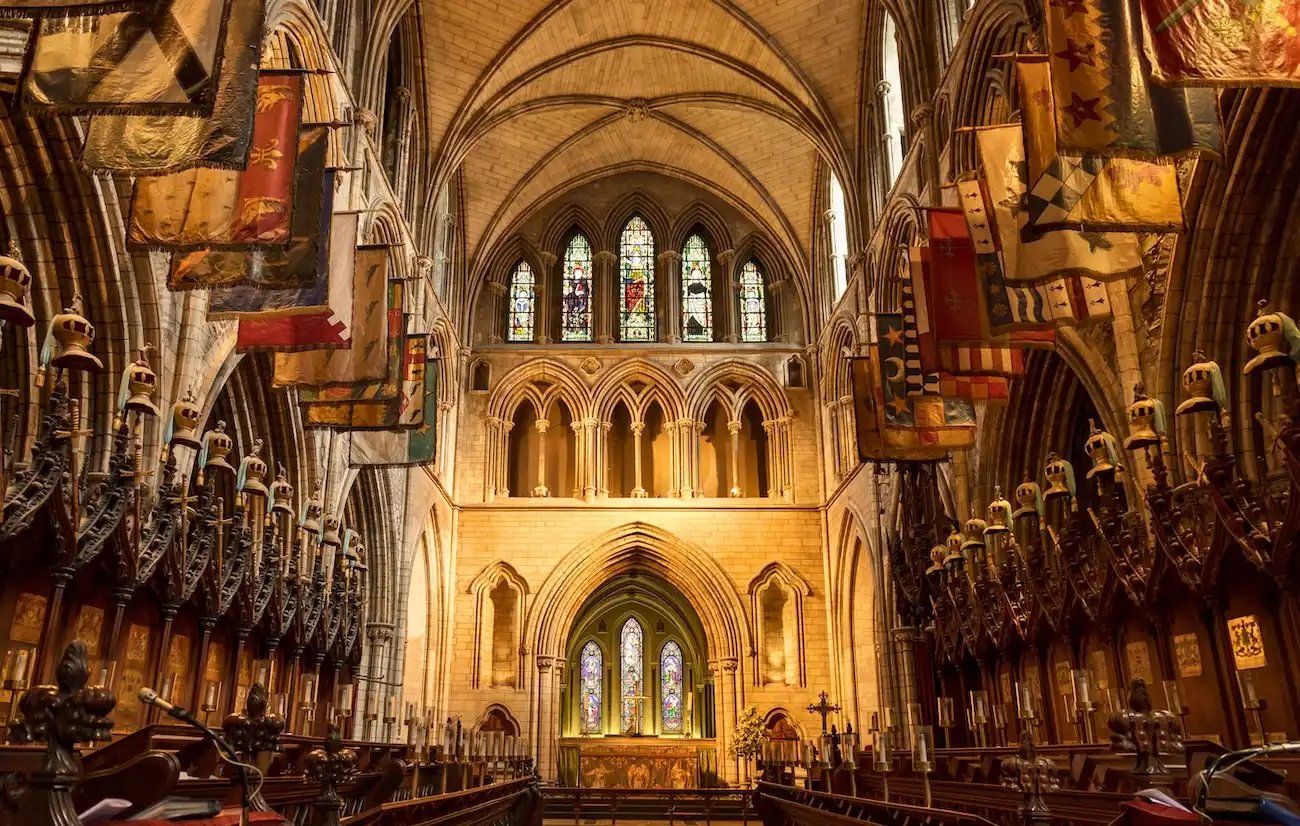 Intérieur chaleureux de la cathédrale Saint-Patrick, Dublin, Irlande.