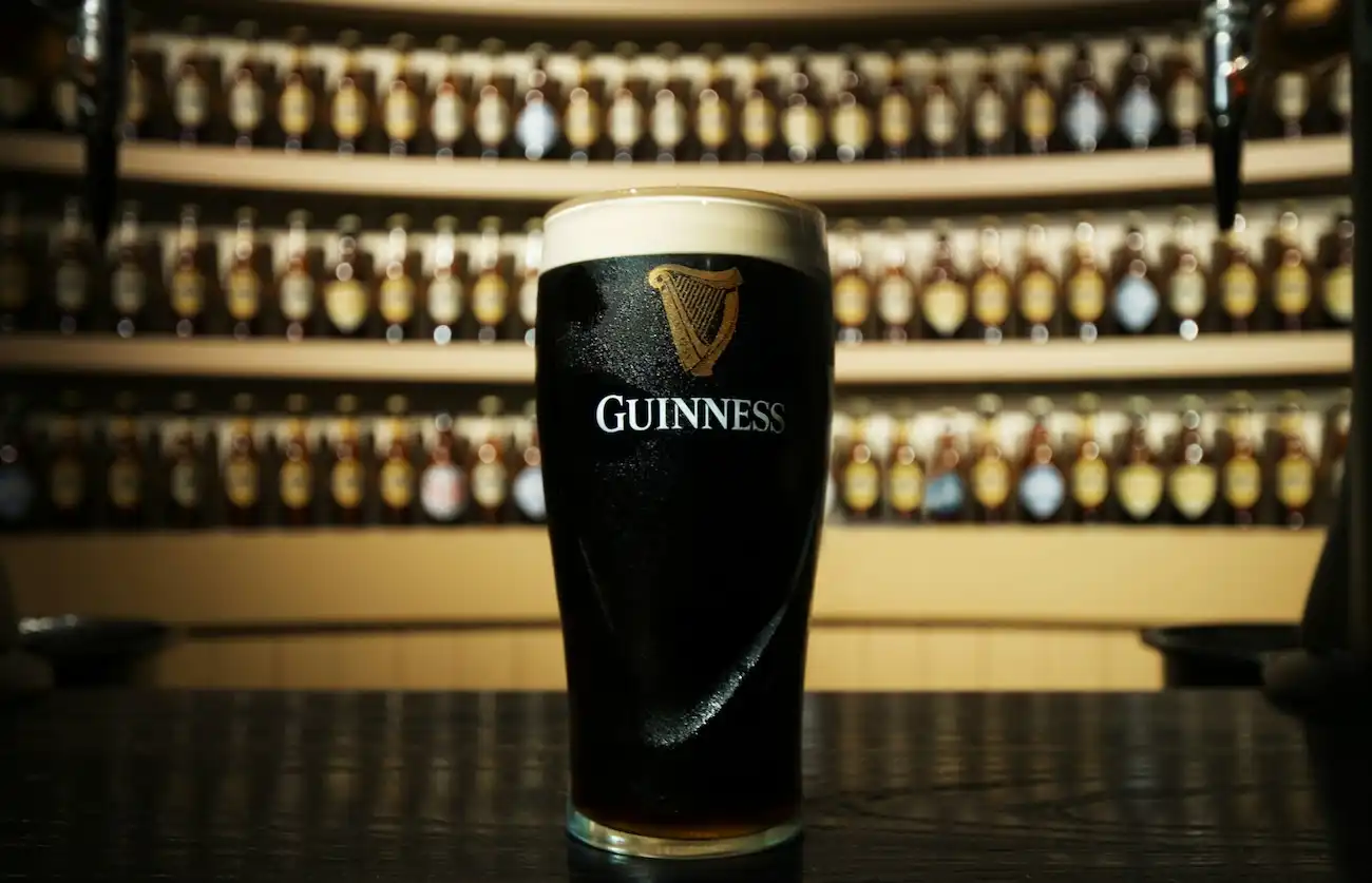 Pinte de Guinness dans un cadre sombre et élégant au Guinness Storehouse de Dublin en Irlande.